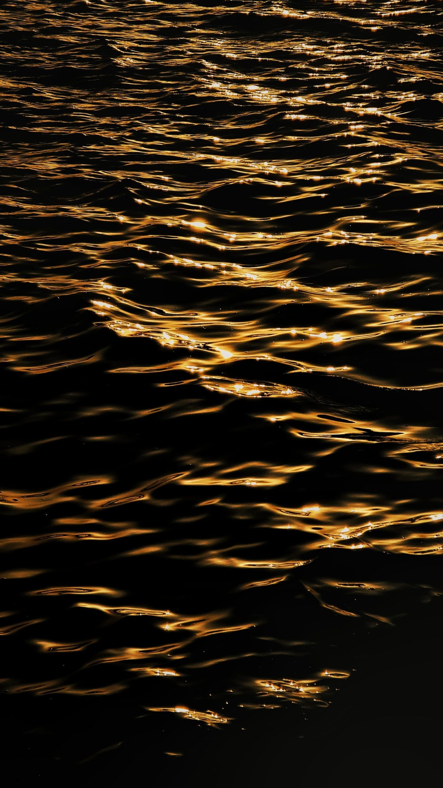 Ondulations à la surface d'une eau sombre