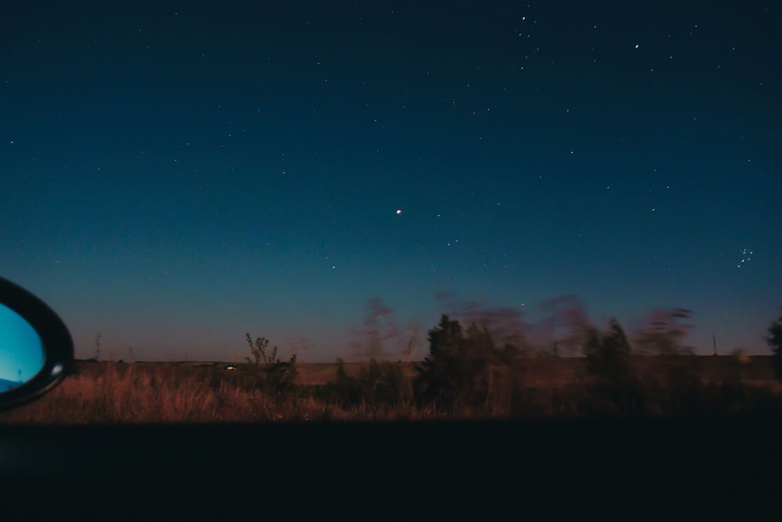 Ciel étoilé au-dessus d'un paysage nocturne, symbole d'espoir en rêve