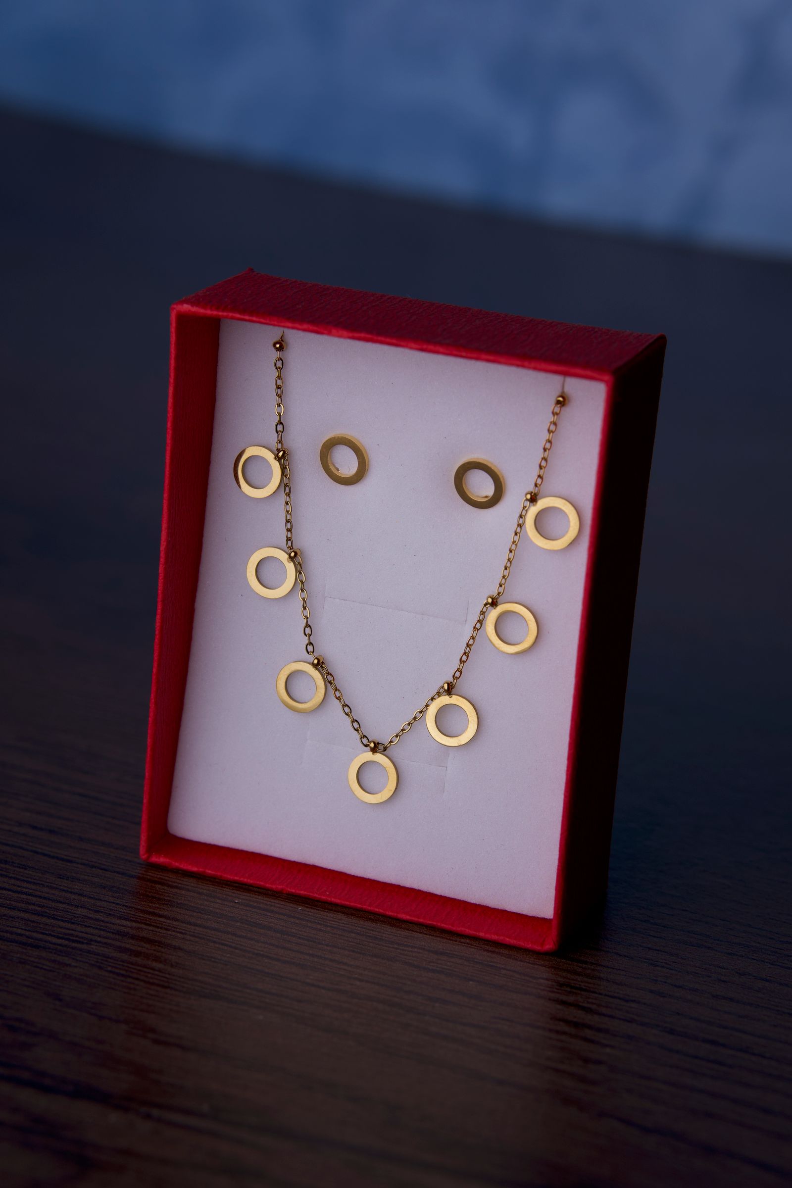 Bijoux en or élégants dans un écrin, symbole onirique de la valeur de soi et de ce qui est précieux — La Clé des Songes
