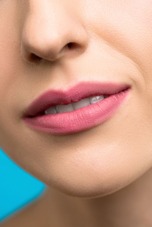 Gros plan d'une bouche et de lèvres, symbole de la parole et de l'expression en rêve