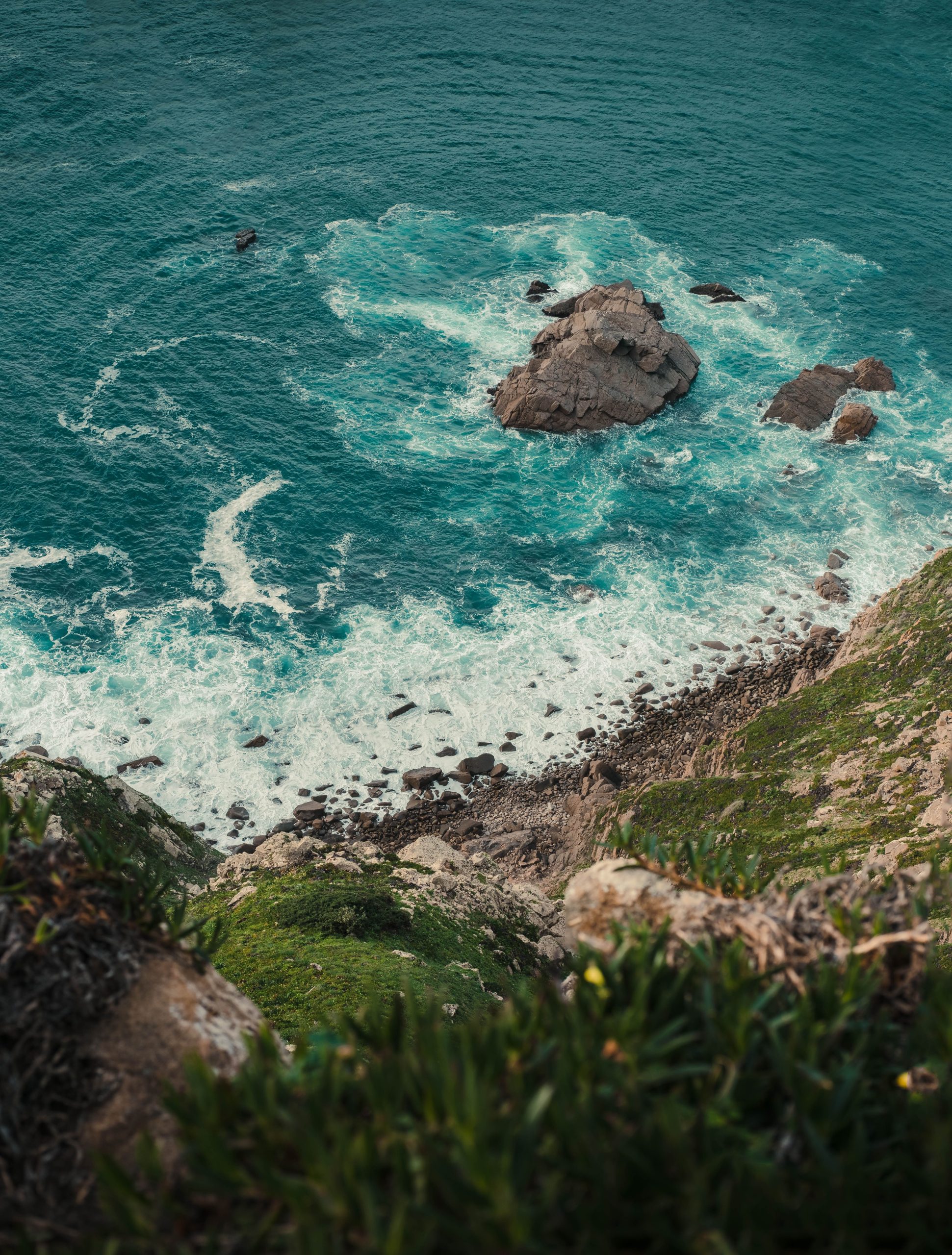 Vue plongeante depuis le bord d'une falaise vers la mer, sensation de vertige