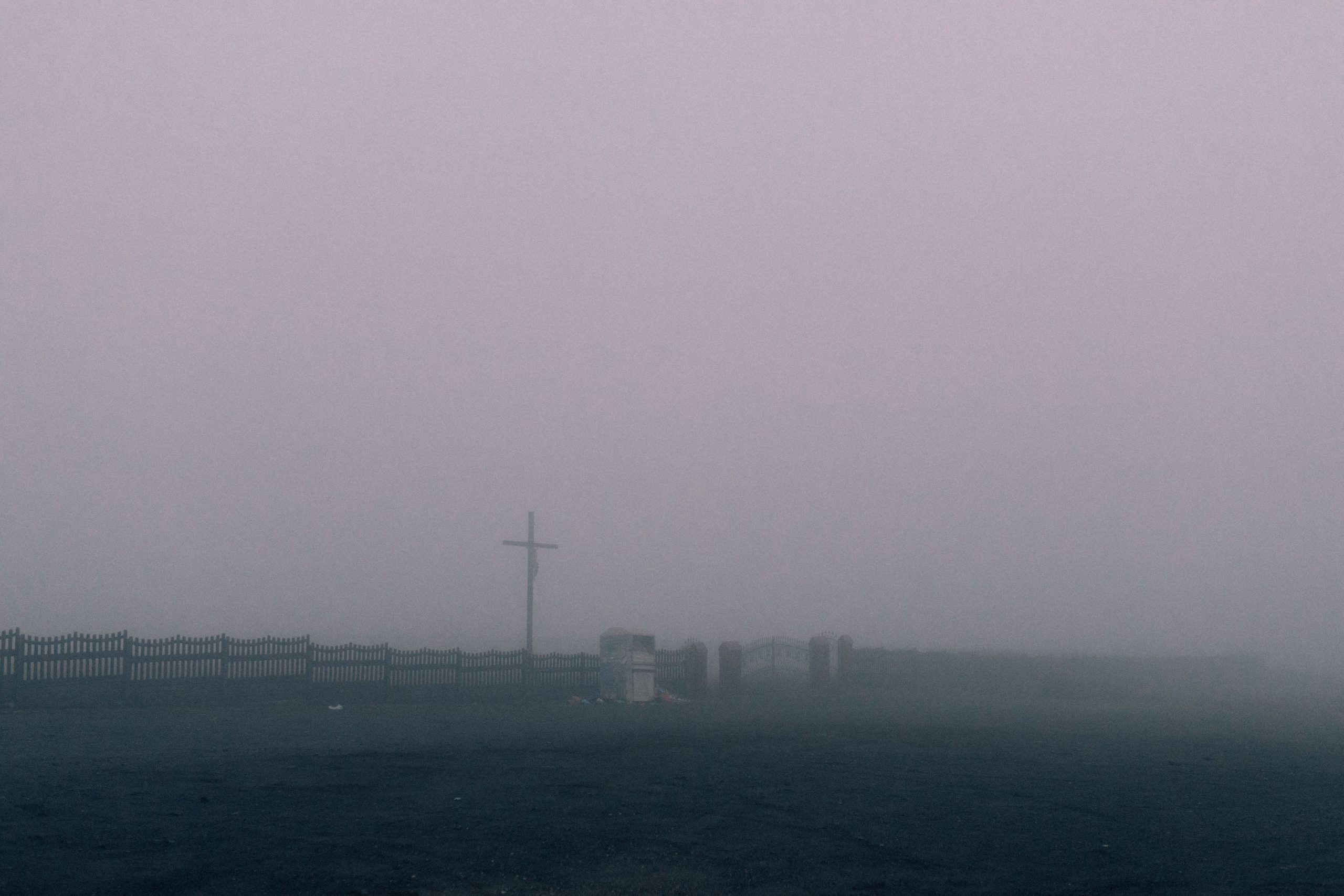 Cimetière enveloppé de brume par un jour gris