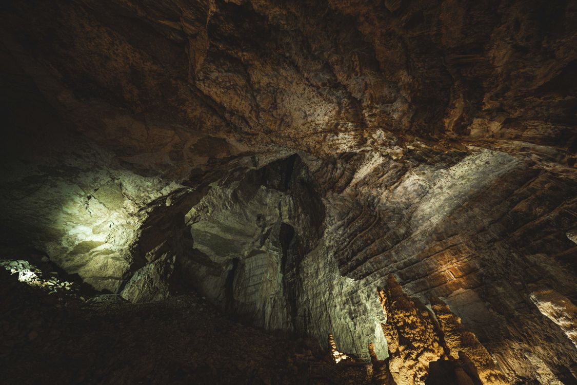 Entrée d'une grotte vers l'obscurité, symbole d'intériorité et d'inconscient en rêve