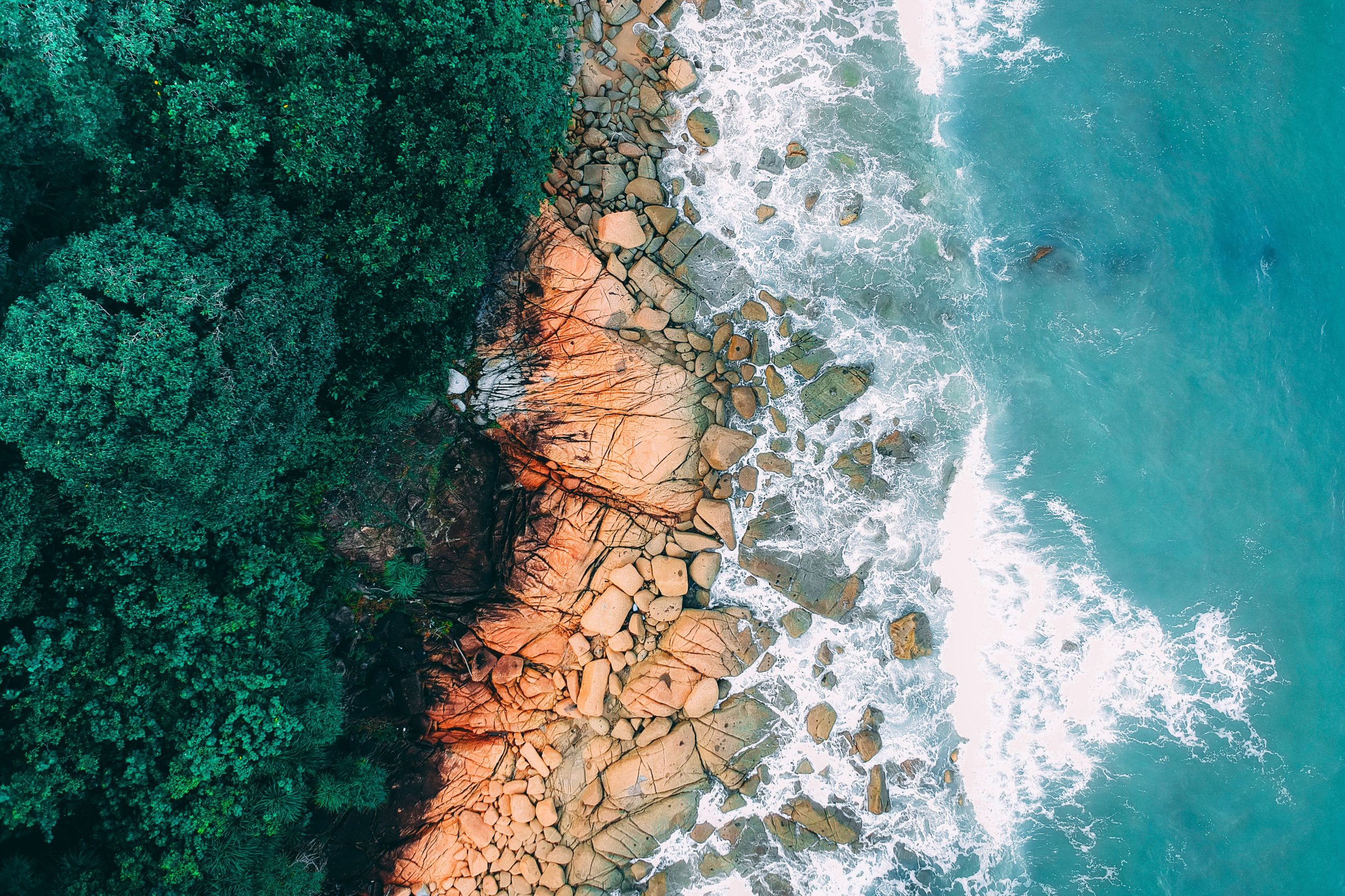 Île vue du ciel, symbole d'isolement et de refuge en rêve