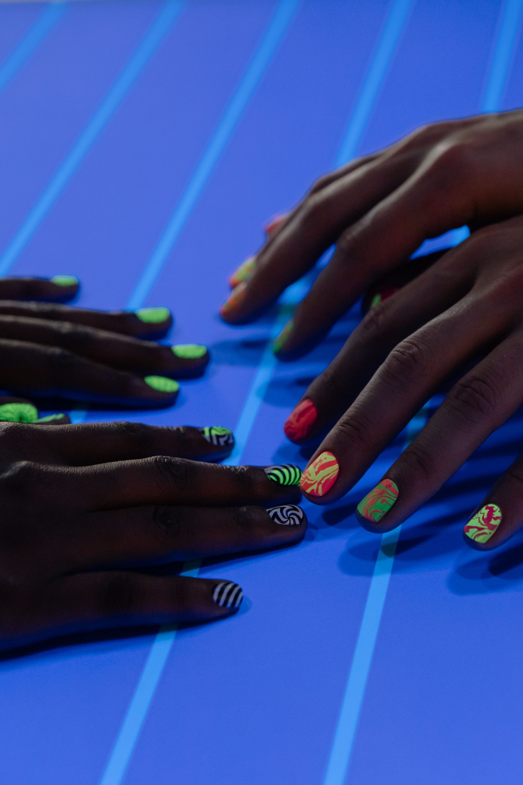 Mains aux ongles vernis, symbole d'apparence et de défense en rêve