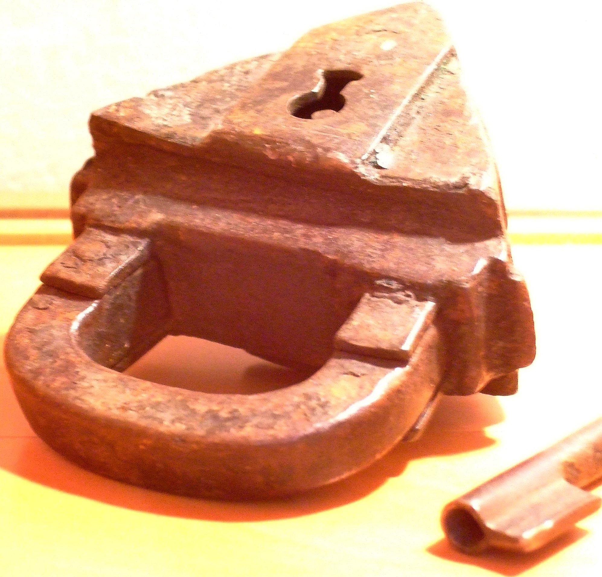 Vieux cadenas en métal rouillé, symbole de ce qu'on verrouille et protège en rêve
