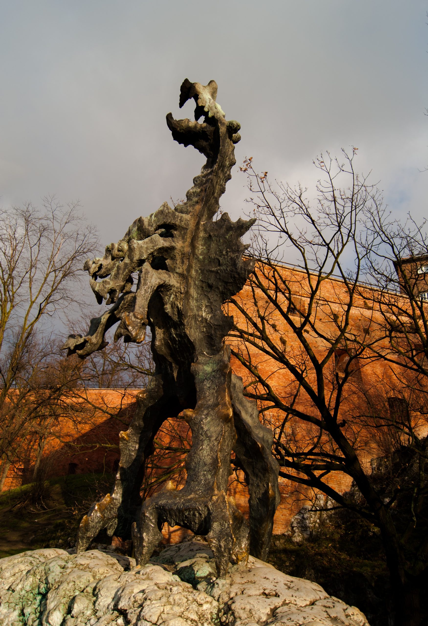Sculpture en bronze d'un dragon, statue du dragon du Wawel à Cracovie