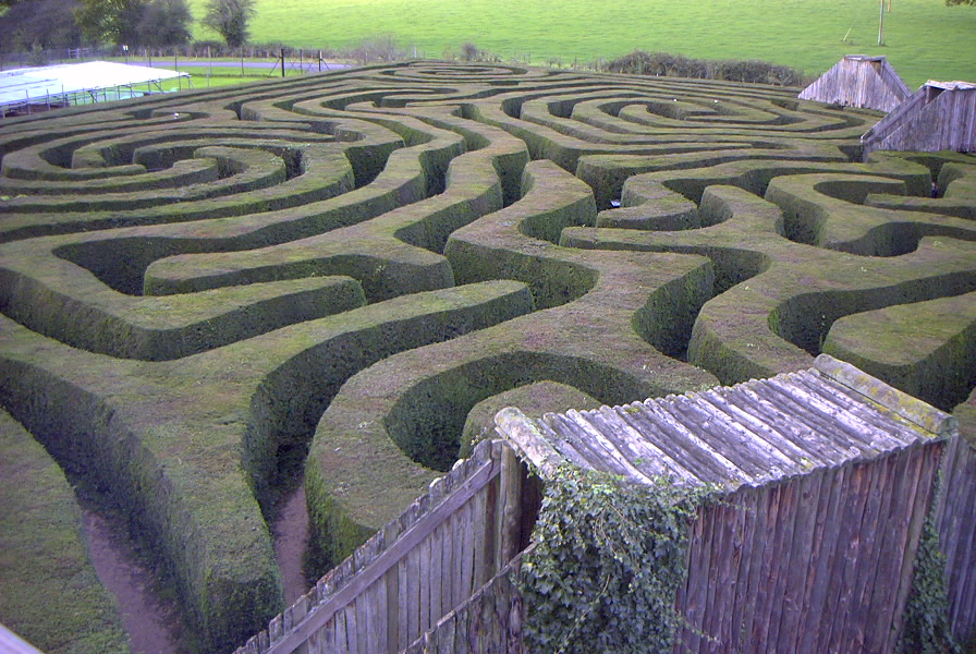 Labyrinthe de haies vu du ciel, allées vertes formant un dédale complexe