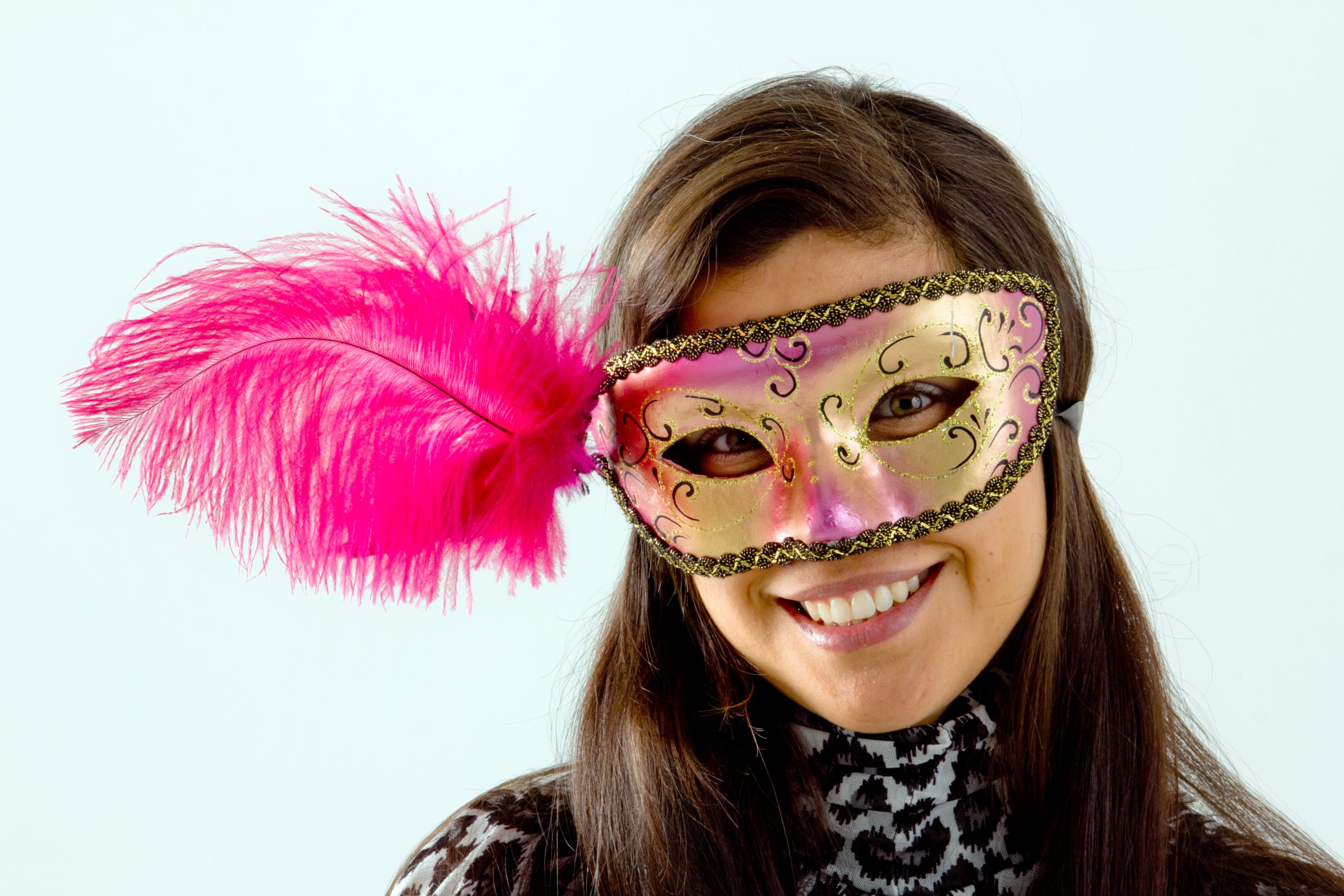 Femme portant un masque vénitien de carnaval, symbole du visage caché et de la persona en rêve
