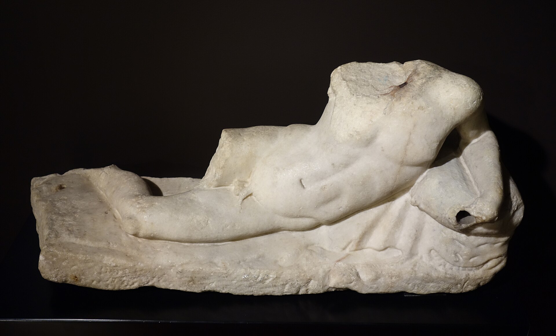 Statue d'Hercule en marbre classique, image du figé et de l'idéalisation en rêve