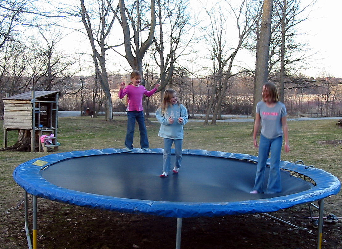 Un trampoline de jardin, symbole du rêve de trampoline et de l'élan
